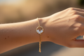 Bracelet doré couronne fleurs blanches porté en extérieur