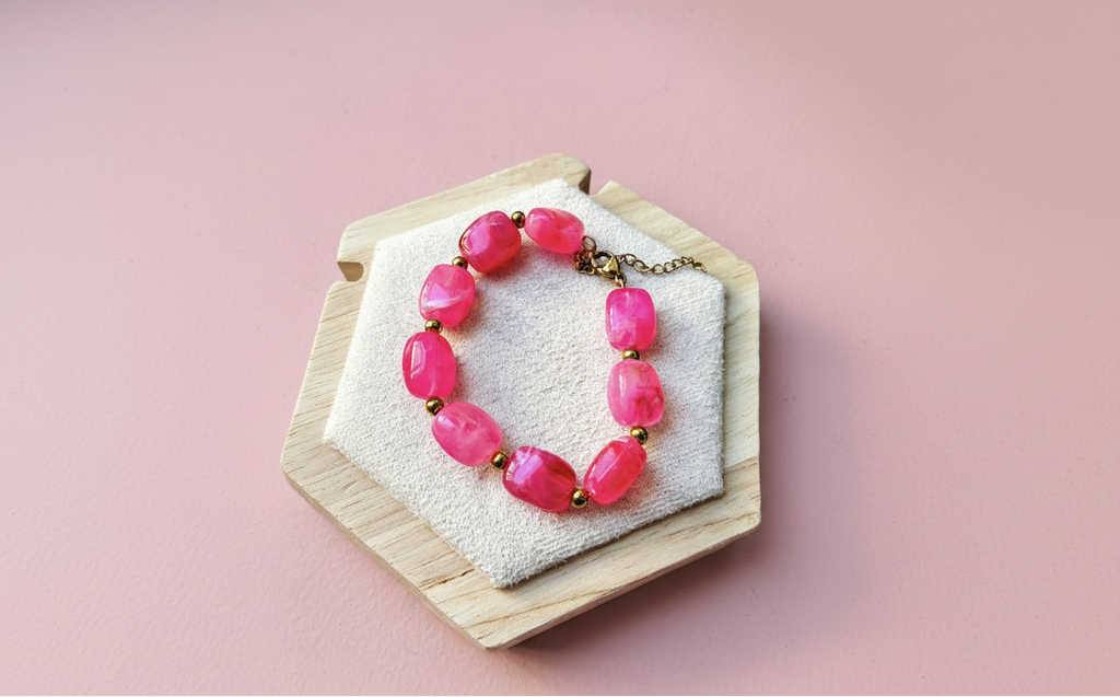 Bracelet tissu bleu — fond rose poudré