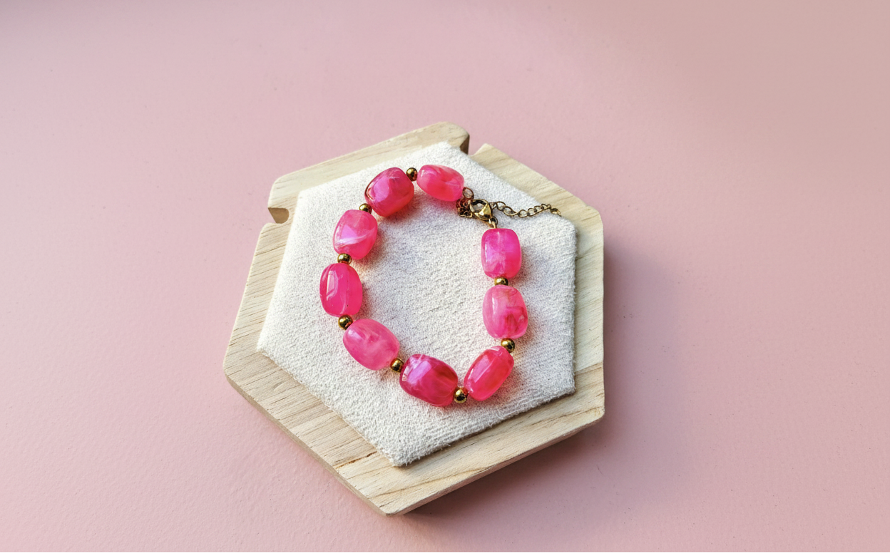 Bracelet tissu bleu — fond rose poudré