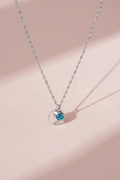 Collier argenté fond rose poudré