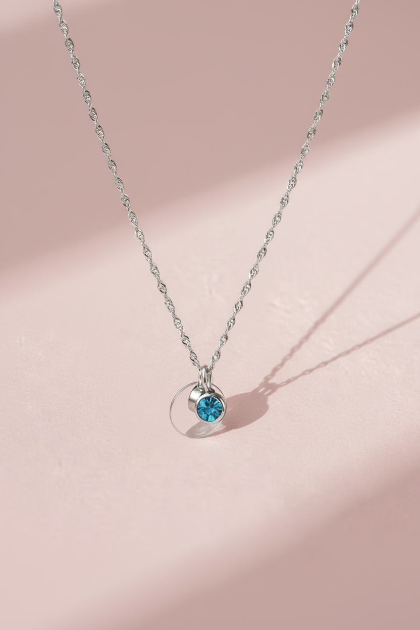 Collier argenté fond rose poudré
