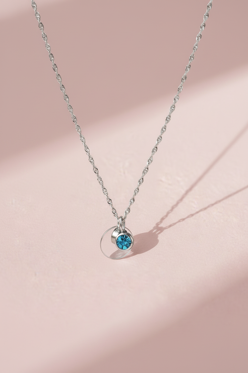 Collier argenté fond rose poudré