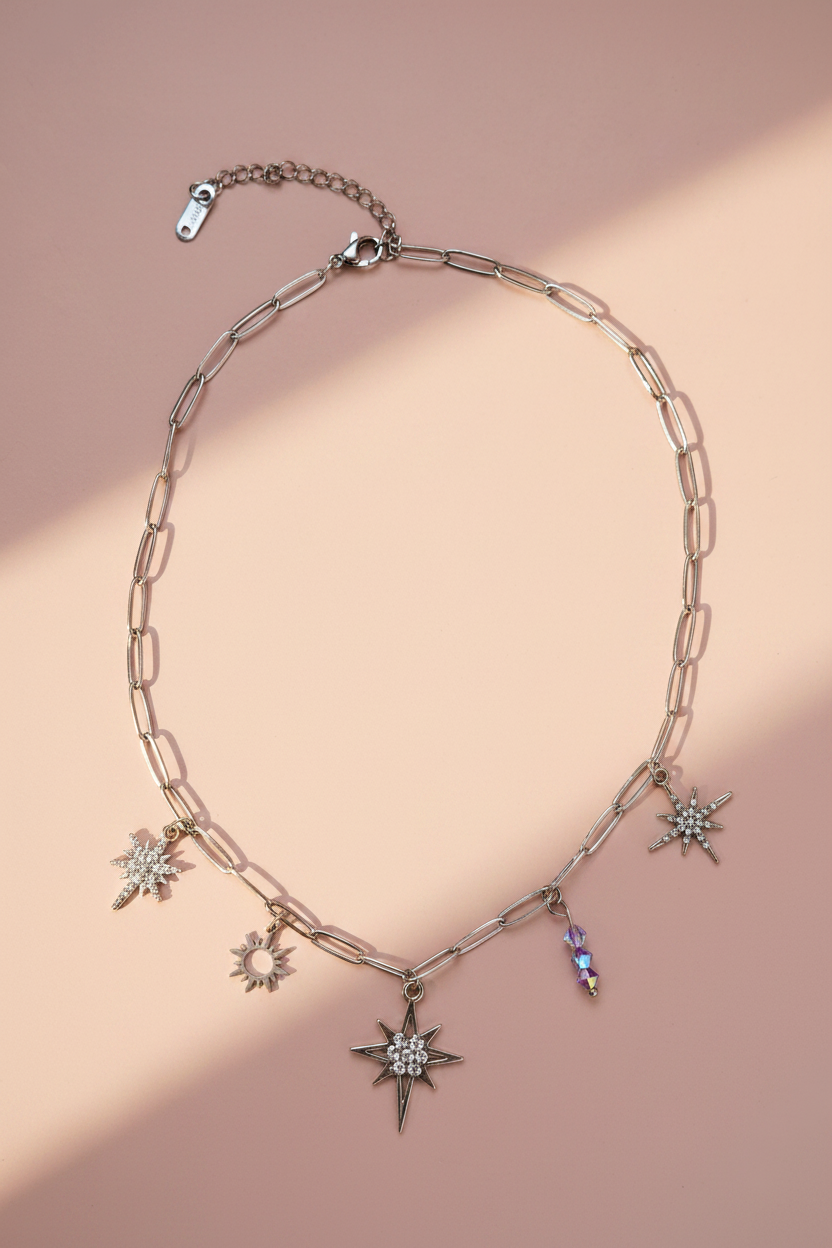 Collier argenté fond rose poudré