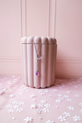 Collier argenté goutte violet-rose mur+sol rose poudré