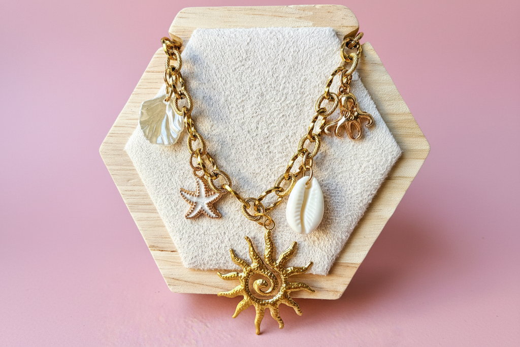 Collier charms soleil & coquillages — fond rose poudré