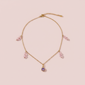 Collier cristaux roses fond rose poudré