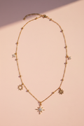 Collier doré fond rose poudré