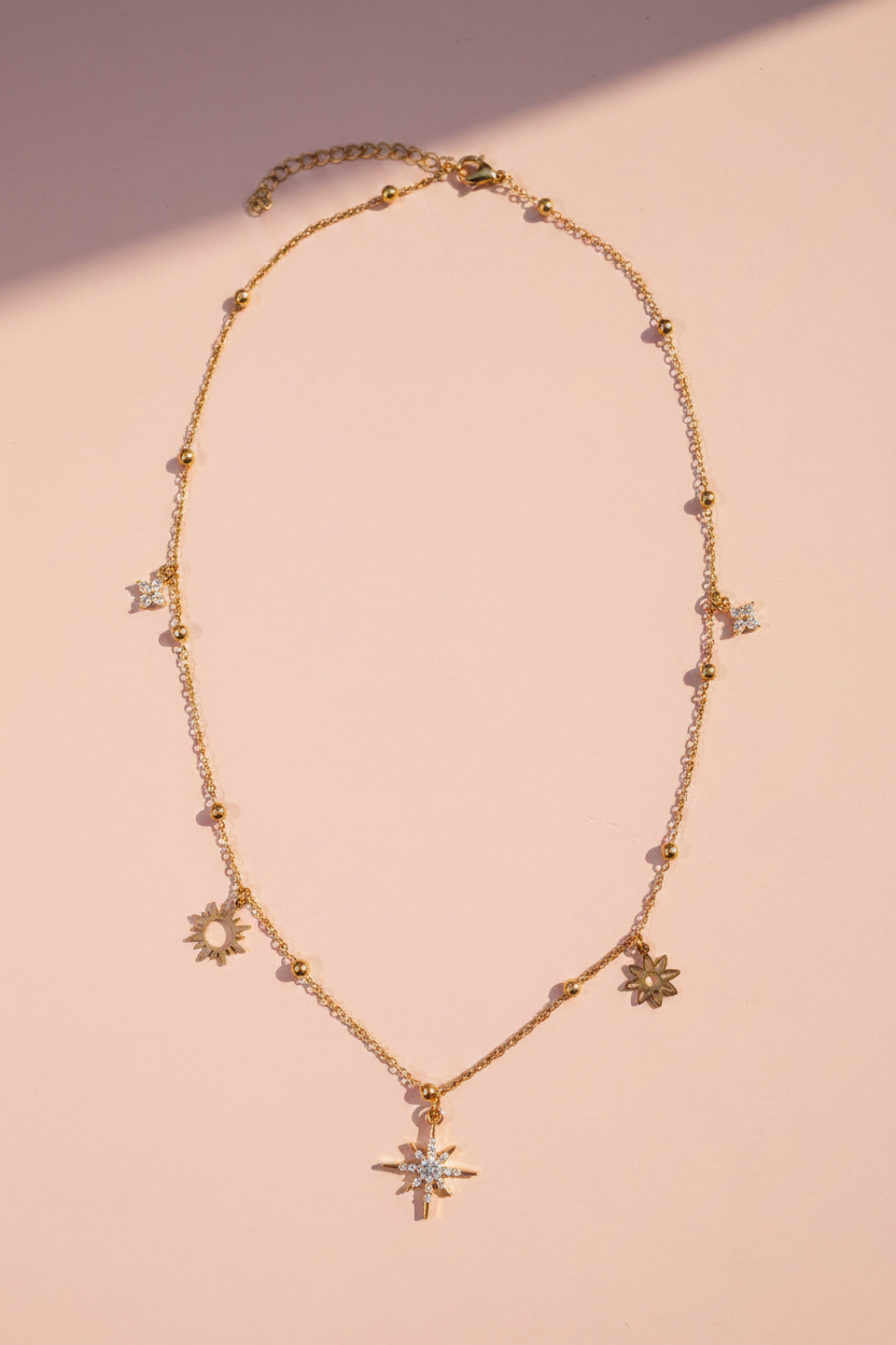 Collier doré fond rose poudré