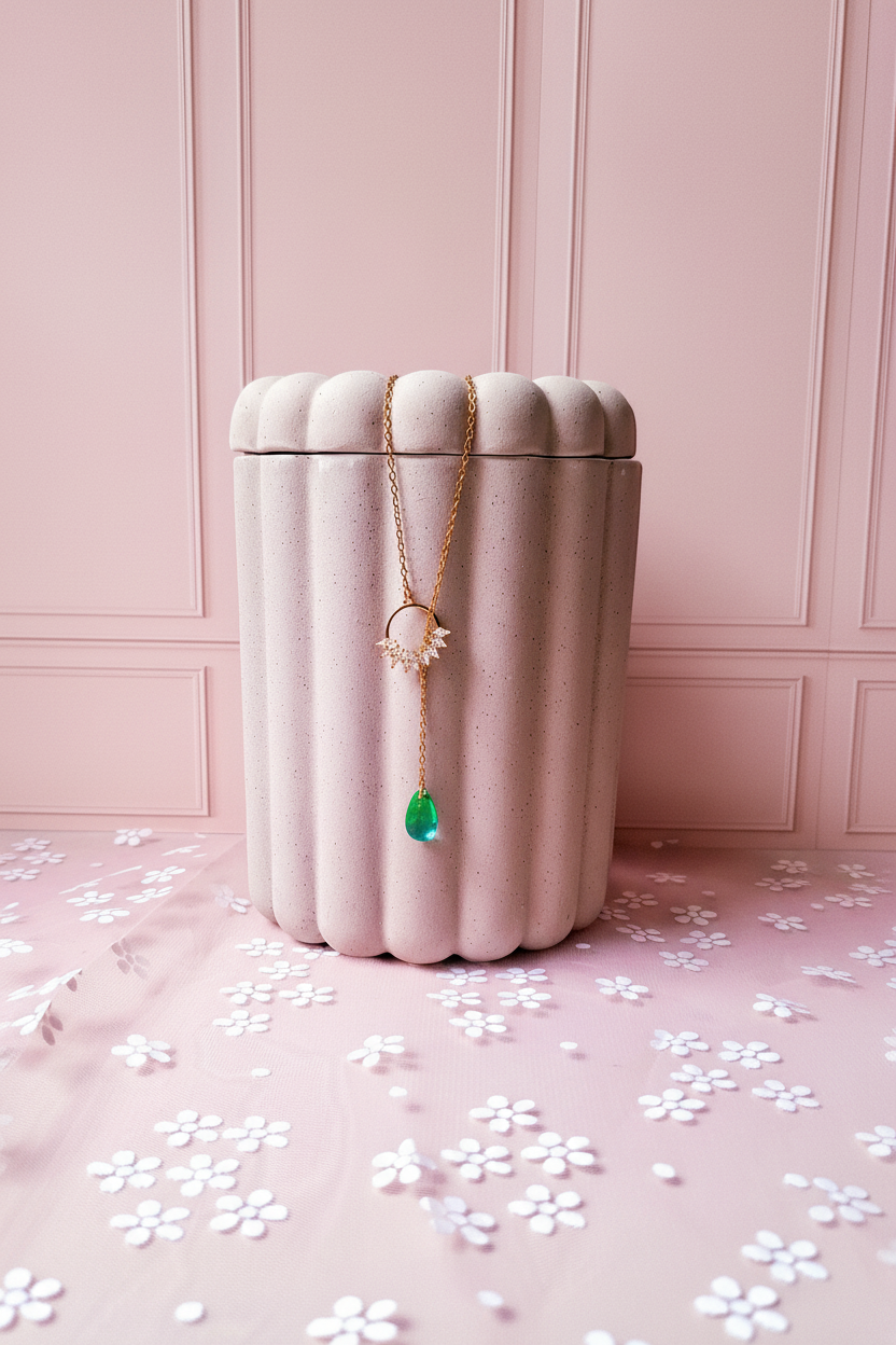 Collier doré goutte verte mur+sol rose poudré