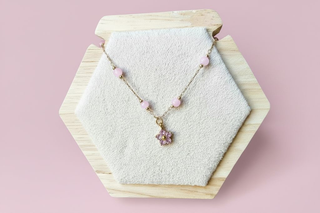 Collier perles roses & fleur v3 — fond rose poudré