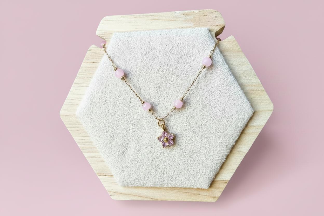 Collier perles roses & fleur v3 — fond rose poudré
